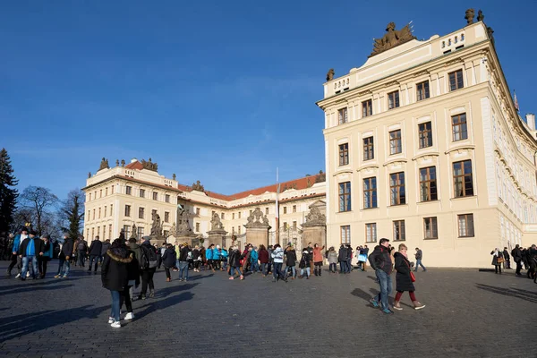 プラハ城の前で観光客キュー — ストック写真