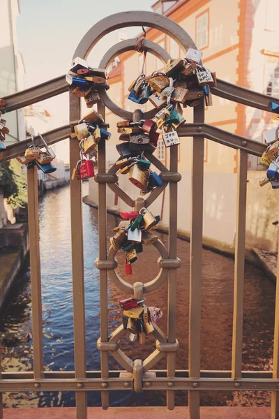 Fechaduras na ponte em Praga para simbolizar o amor para sempre — Fotografia de Stock