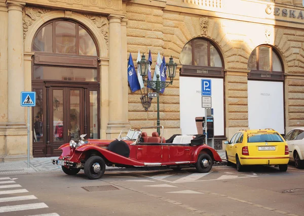 Знаменитый красный автомобиль Praga в Праге улице — стоковое фото