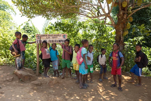 Crianças da escola malgaxe à espera de uma lição — Fotografia de Stock