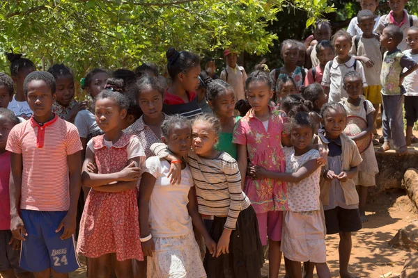 Los escolares malgaches en el aula — Foto de Stock