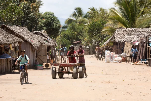 Malagassiska bemannar vardag i Madagaskar — Stockfoto