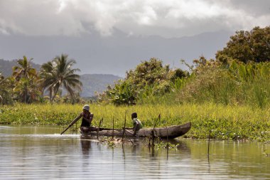 Madagaskar kırsal nehir üzerinde günlük yaşamda