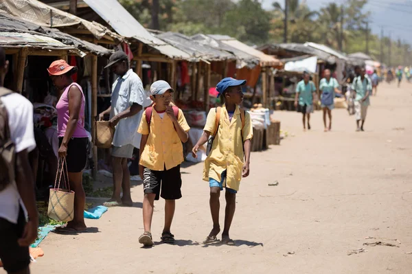 Popoli malgasci sul mercato in Madagascar — Foto Stock