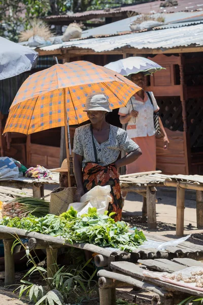 Madagaszkári népek piactéren, Madagaszkár — Stock Fotó