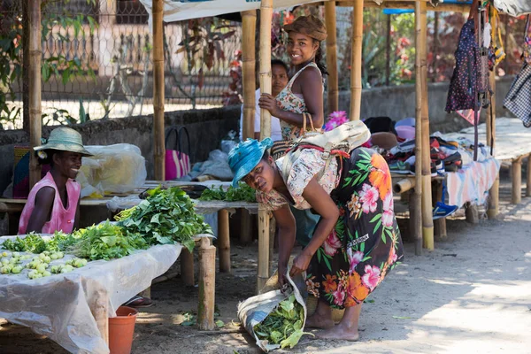 Malagasy peoples on marketplace in Madagascar — Stock Photo, Image