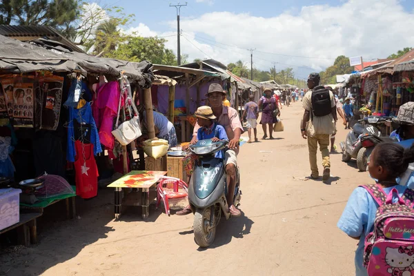Pueblos malgaches en el mercado en Madagascar — Foto de Stock