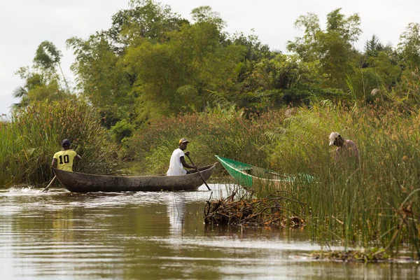 Everyday life in madagascar countryside on river — Stock Photo, Image