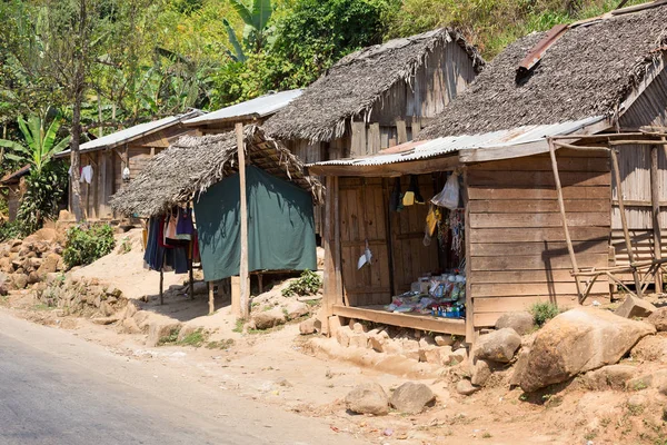 Cabane malagasy africane în regiunea Andasibe — Fotografie, imagine de stoc