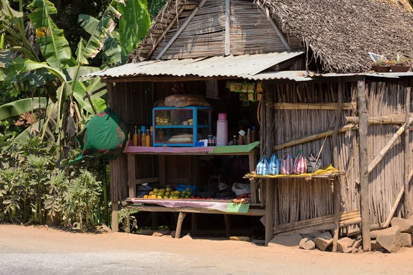 Cabañas malgaches africanas en la región de Andasibe — Foto de Stock