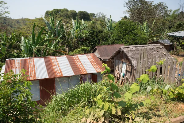 Afrikanska madagaskiska hyddor i Andasibe region — Stockfoto