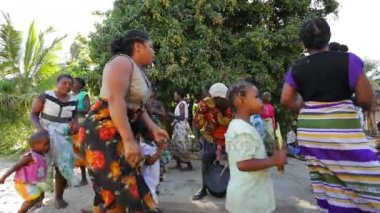 Şarkı ve dans geleneksel köyden Madagaskarlı kadın