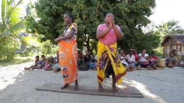 Şarkı ve dans geleneksel köyden Madagaskarlı kadın