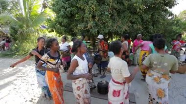 Şarkı ve dans geleneksel köyden Madagaskarlı kadın