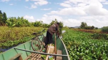 Madagaskar nehir Antainambalana yük taşıyan tekne yolculuğu yardımcı köyden Madagaskarlı adam