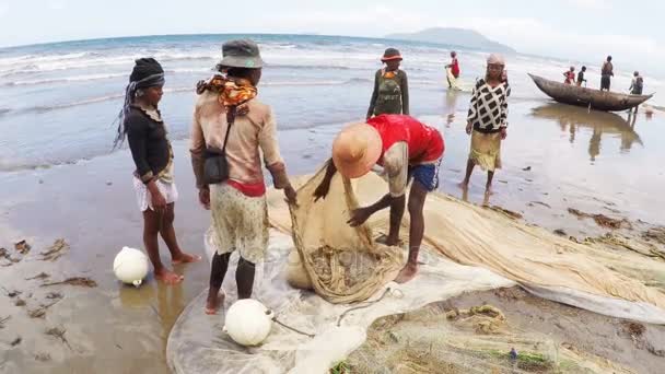 Pescadores nativos que pescam no mar, usando a técnica tradicional que puxa a rede — Vídeo de Stock