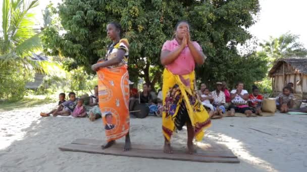 Mulher malgaxe da aldeia tradicional cantando e dançando — Vídeo de Stock