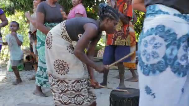 Mujer malgache del pueblo cantando y bailando tradicional — Vídeo de stock
