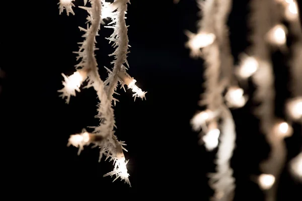 Weihnachtsbeleuchtung am Dach — Stockfoto