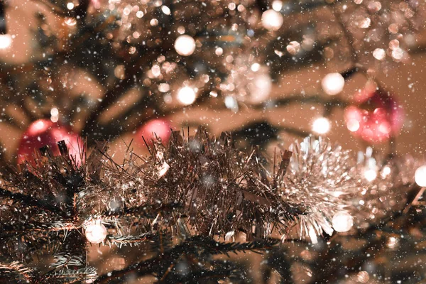 빛을 가진 나무에 크리스마스 장식 — 스톡 사진