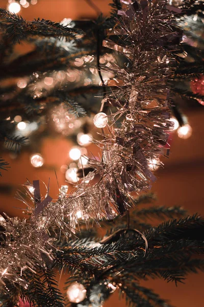 Decorazione natalizia su albero con luce — Foto Stock