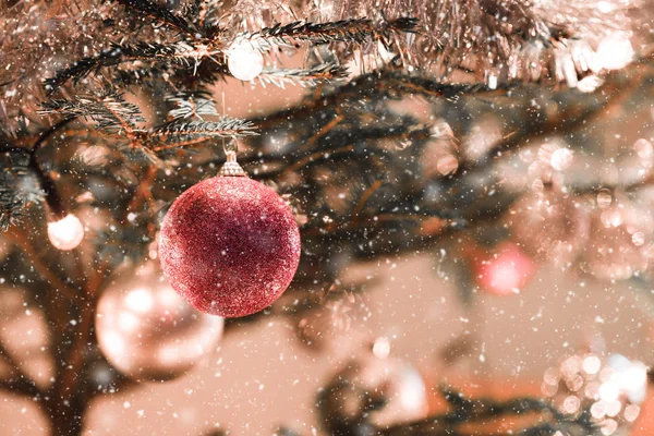 Decoración de Navidad en árbol con luz — Foto de Stock