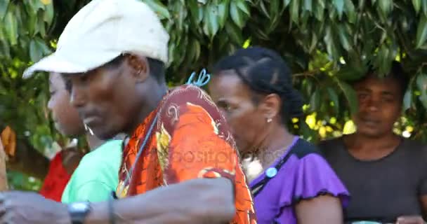 Малагасийская женщина из деревни традиционное пение и танцы — стоковое видео