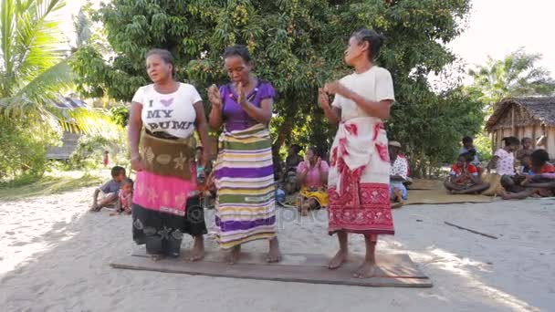 Mulher malgaxe da aldeia tradicional cantando e dançando — Vídeo de Stock