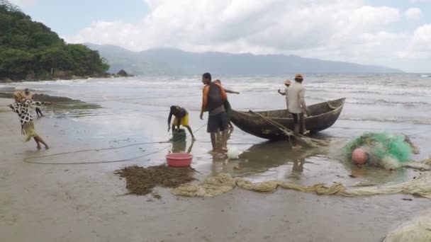 Rodzimych rybaków połowów na morzu, przy użyciu tradycyjnej techniki ciągnięcia netto — Wideo stockowe