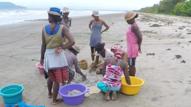 Коренные рыбаки рыбачат в море, женщина выбирает улов рыбы — стоковое видео