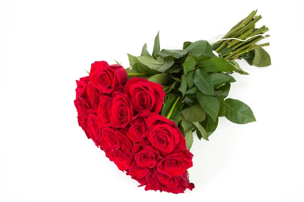 Bouquet di rose rosse fresche di San Valentino isolato — Foto Stock