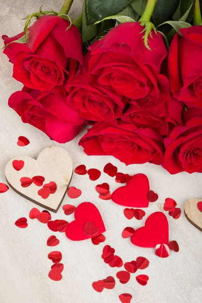 Валентинов подарок красные розы — стоковое фото