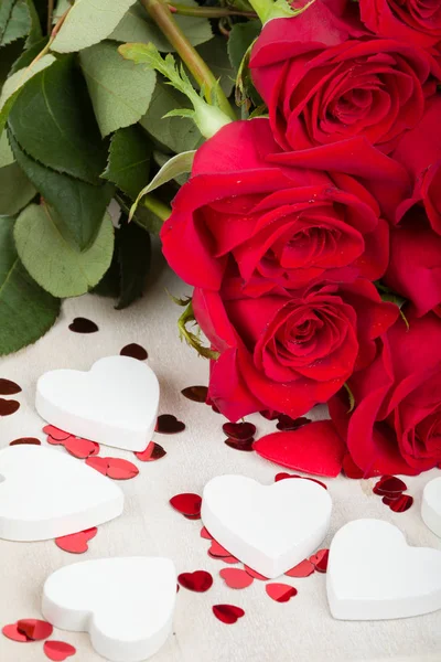 Regalo di San Valentino rose rosse — Foto Stock