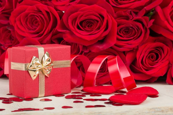 Regalo di San Valentino rose rosse — Foto Stock