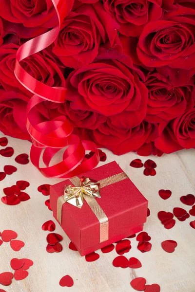 Валентинов подарок красные розы — стоковое фото