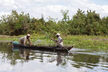 Balıkçı yaşam Nehri üzerinde Madagaskar kırsalında