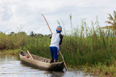 Hayat Nehri üzerinde Madagaskar kırsalında