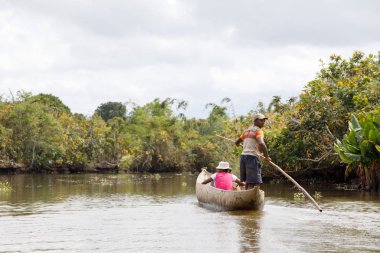 Hayat Nehri üzerinde Madagaskar kırsalında