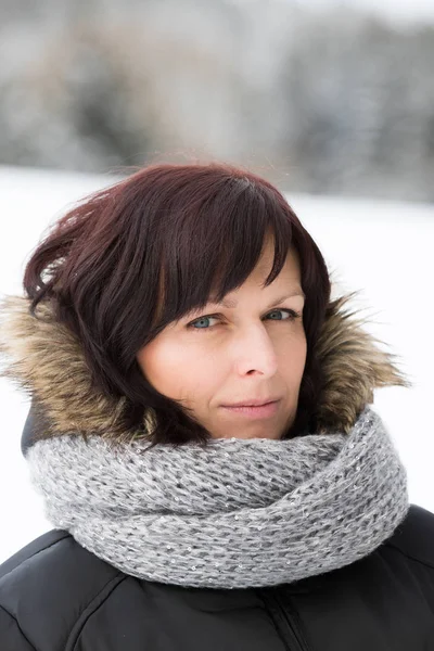 Mujer sin maquillaje en invierno — Foto de Stock