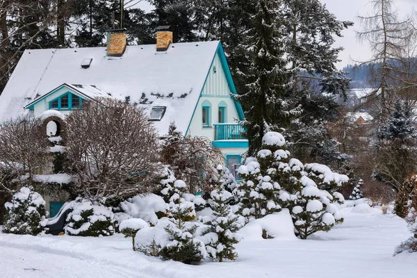 Nádherný dům v zimní zahradě sněhová pokrývka — Stock fotografie