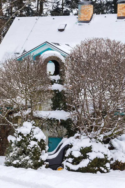 Krásná zimní zahrada sněhová pokrývka — Stock fotografie