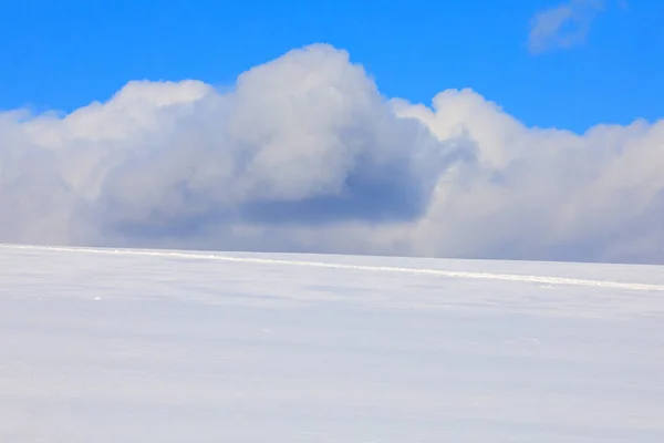 简单的冬天背景与蓝天 — 图库照片