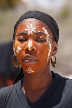 Yerli Madagaskar Sakalava etnik kızlar, güzellikleri ile dekore edilmiş yüz