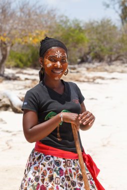 Yerli Madagaskar Sakalava etnik kızlar, güzellikleri ile dekore edilmiş yüz
