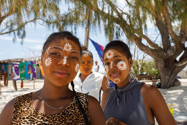 Nativo de Madagascar Sakalava niñas étnicas, bellezas con decorado f — Foto de Stock