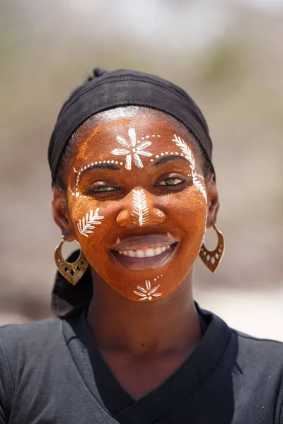 Nativos malgaches Sakalava niñas étnicas, bellezas con la cara decorada —  Fotos de Stock