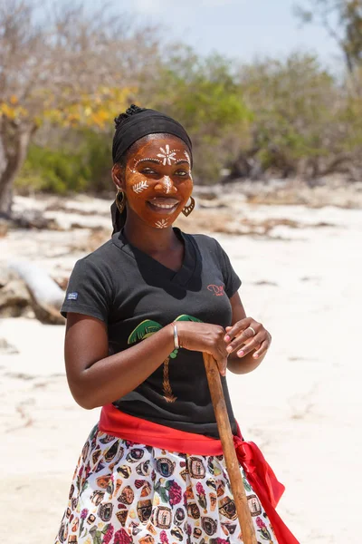 Nativos malgaches Sakalava niñas étnicas, bellezas con la cara decorada — Foto de Stock