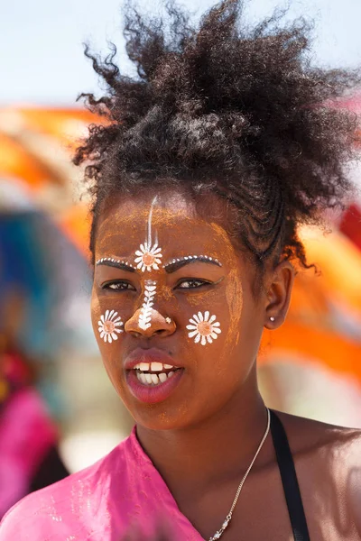 Einheimische madagassische sakalava ethnische Mädchen, Schönheiten mit dekoriertem Gesicht — Stockfoto