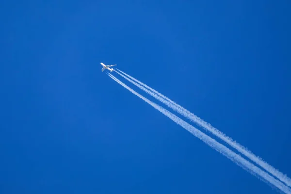 澄んだ青い空に大きな旅客機 — ストック写真