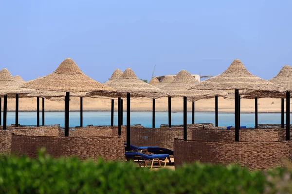 Beach sun parasol and blue sky, holliday in Egypt — Stock Photo, Image